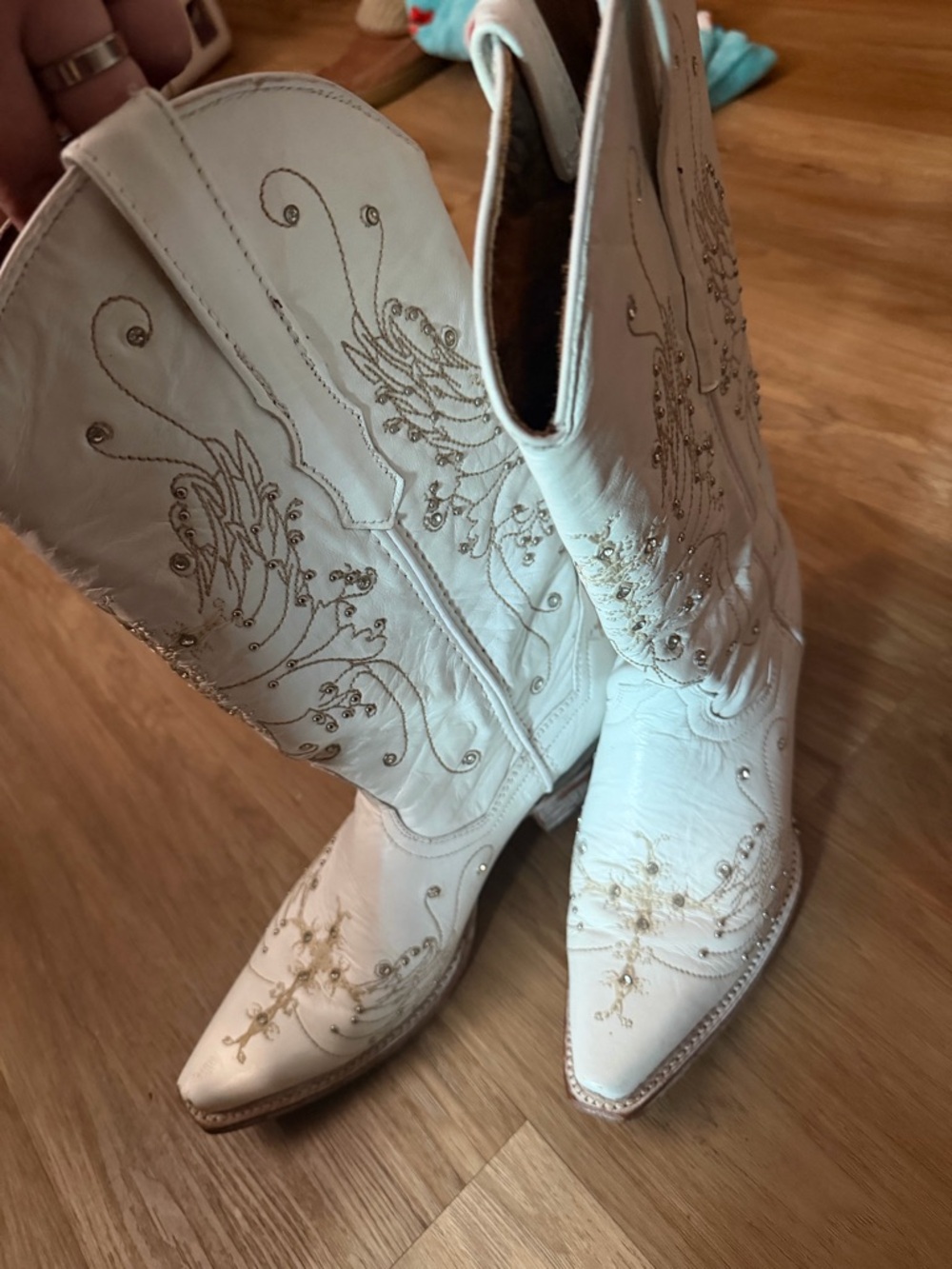 Women’s White Embroidered Western Cowboy Boots